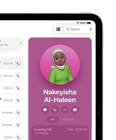 iPad, a képerny? jobb elüls? részén egy kontakthoz tartozó kártya látható a megnyitott Telefon appban az üzenet, a Hívás és egyéb opciókkal