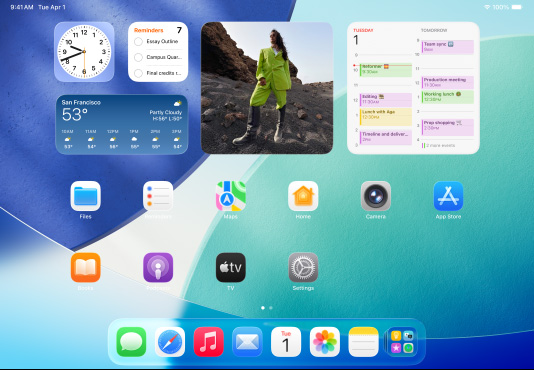 Három iPad-modell fekv? tájolásban, a k?zéps? modell a másik kett? el?tt van. Egy Apple Pencil mágnesesen csatlakozik a k?zéps? modell tetejéhez. A k?zéps? modellen a f?képerny?n színes alkalmazásikonok láthatók a Liquid Glass effektussal. A bal oldali képerny?n a Megtekint? app látható, a jobb oldali modell f?képerny?jén legyez?szer?en fájlok indulnak ki a Dockból