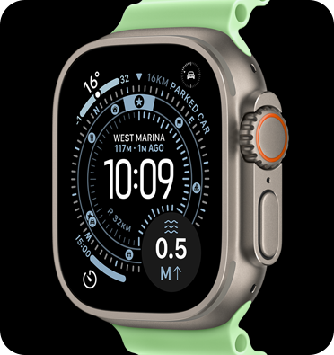 Ezüstszín? titántokos Apple Watch Ultra 3 z?ld szíjjal.