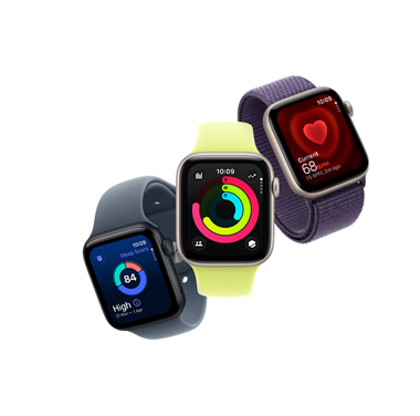 A series of 3 Apple Watch SE 3 devices in an upward trending diagonal row. All face forward, the first in Midnight Aluminum displays a sleep score, the second in Starlight Aluminum displays the Home screen and time, the third in Starlight Aluminum displays a pulsating heart image and vitals data.