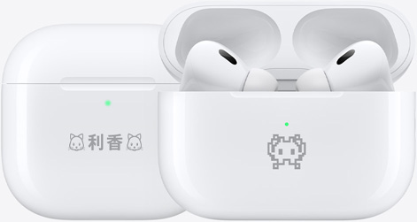 絵文字の例が刻印された2つのAirPods 4の充電ケース。1つには「利香」というテキストの両側(cè)に貓の絵文字が刻印され、もう1つにはカニの絵文字が刻印されている