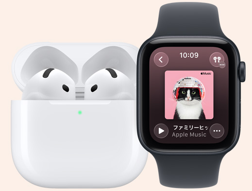 AirPods 4、マイク、開いているMagSafe充電ケースの中に収納、丸みを帯びた四隅、グリーンの充電インジケータランプ、ミッドナイトアルミニウムケースのApple Watch SE 3、Apple Musicアプリを再生中の畫面、ミッドナイトのスポーツバンド