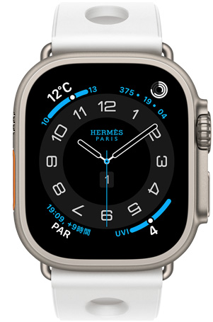 ナチュラルチタニウムケースのApple Watch Hermès Ultra 3、Hermès Circulaireの文字盤に、天気、アクティビティリング、パリの時(shí)間、UV指數(shù)のコンプリケーションが表示されている。白のスキュブHダイビングストラップが付いている