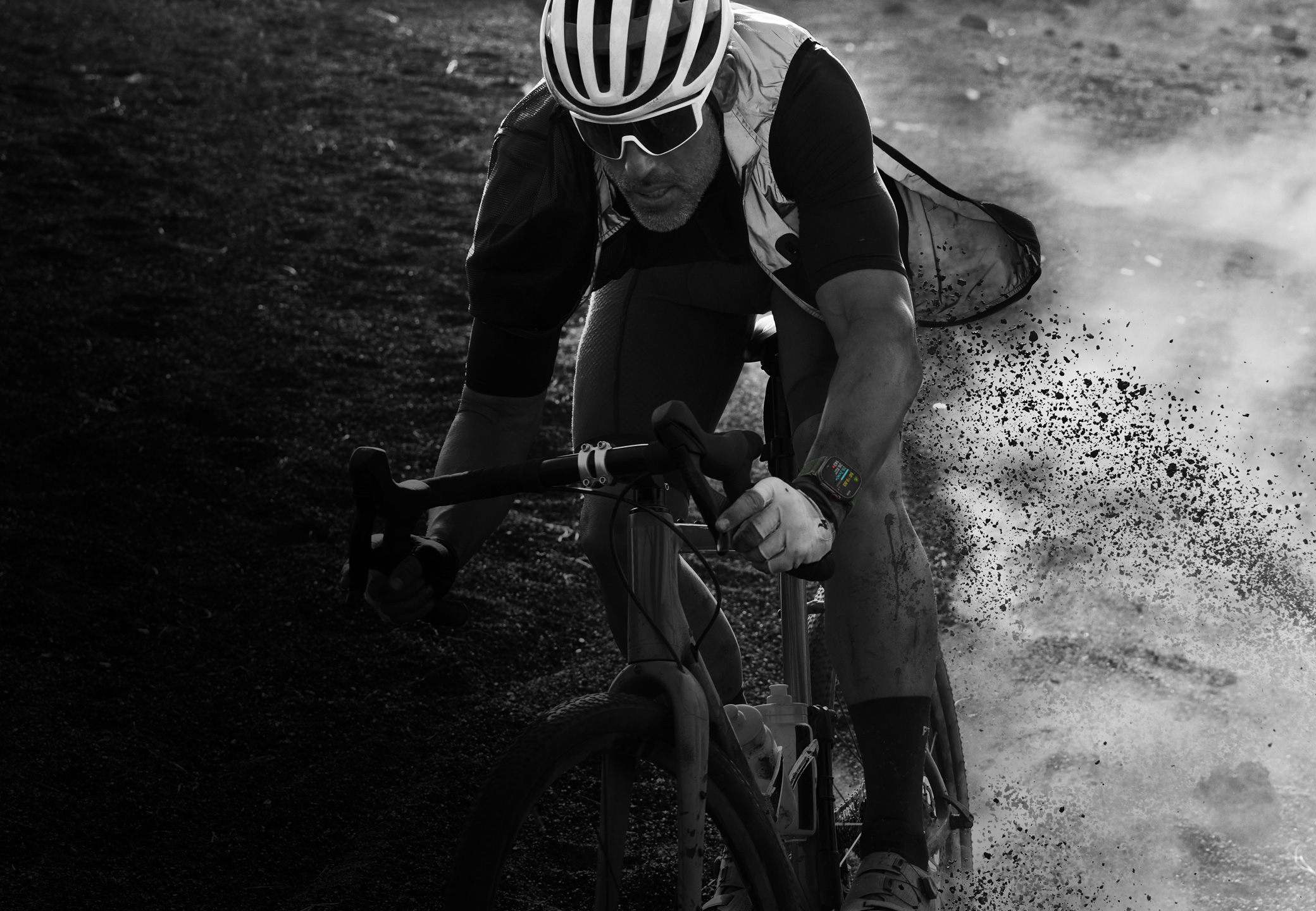 Apple Watch Ultra 2を裝著している人物が、巖だらけの山道を自転車で下っている
