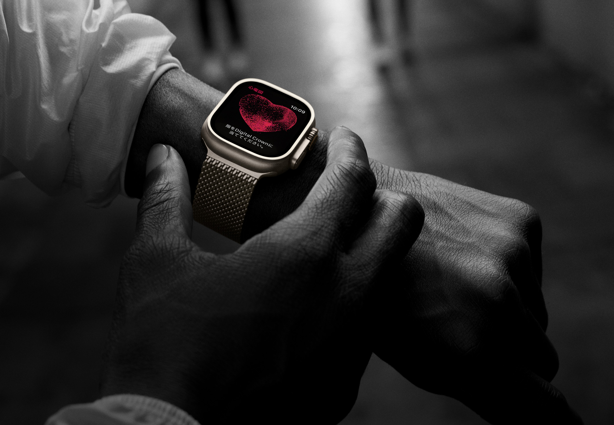 人の手が、Apple Watch Ultra 2で心電図アプリを操作している