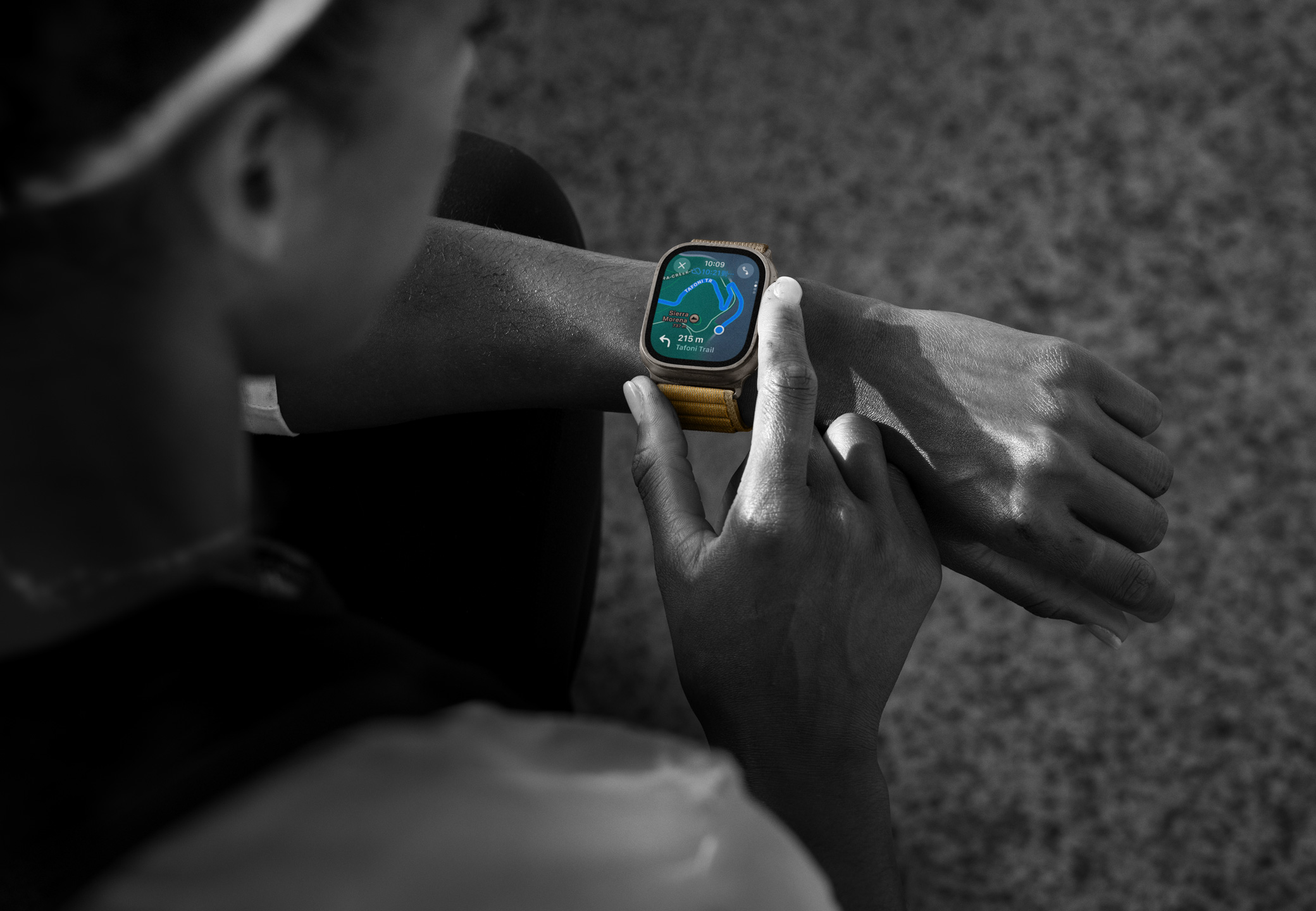 Apple Watch Ultra 2上のマップを確認(rèn)するハイカー。マップには経路が示されている