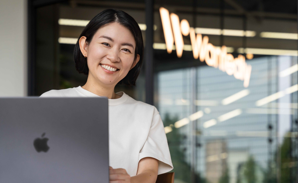 創(chuàng)業(yè)者兼CEOの仲暁子氏は、社員の働きやすさや使いやすさを考え、Macを選んでいます。