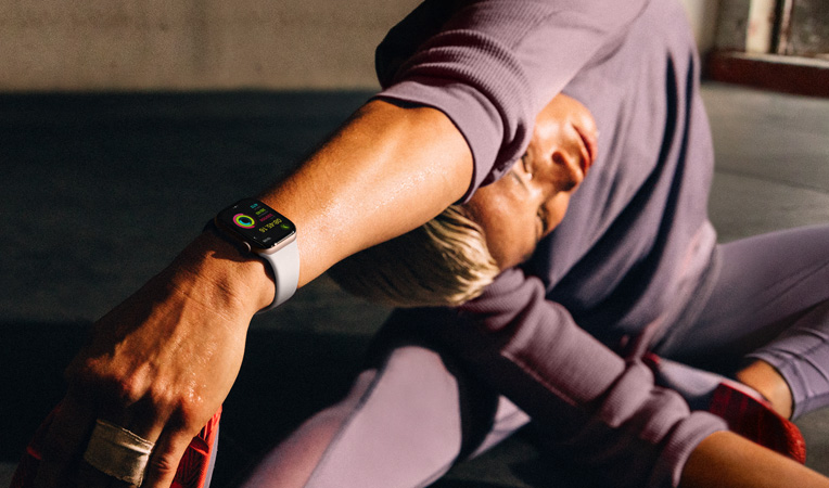 Apple Watch Series 10を裝著した女性が床に座り、手を足先に向けて伸ばしている。Apple Watchの畫面には、「ワークアウト」「クールダウン」「アクティビテ?！工去ⅴ匹％鹰匹％辚螗挨硎兢丹欷皮い?  /></picture>
										</div>
										<div   id=