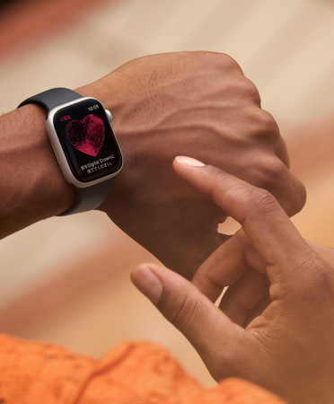 45mmのApple Watch Series 9、斜め橫から見た図、ディスプレイに「心電図」「開始」と表示されている