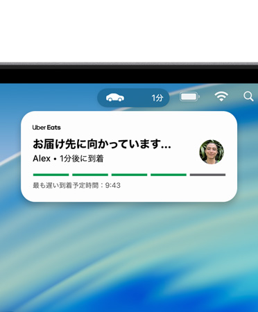 Macデバイスの畫(huà)面上部に、Uber Eatsのライブアクティビティが展開(kāi)されたメニューバーが表示されている