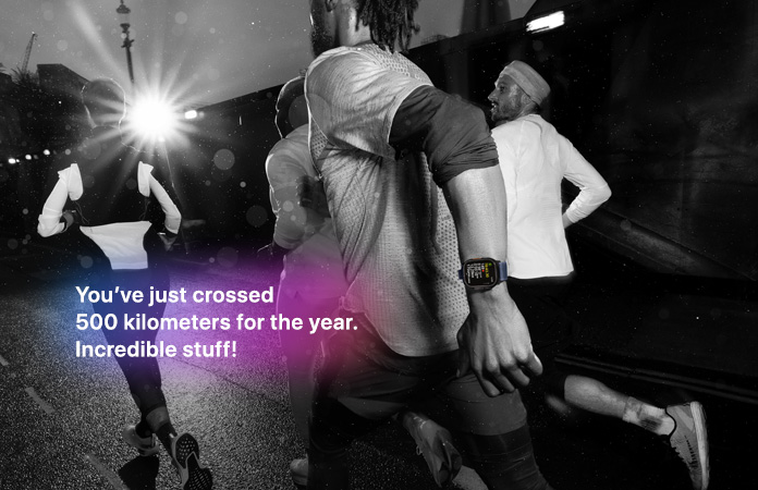 ジョギングをしている人々のモノクロ寫真。その上に「You've just crossed 500 kilometers for the year. Incredible stuff!」というテキストが表示されている 