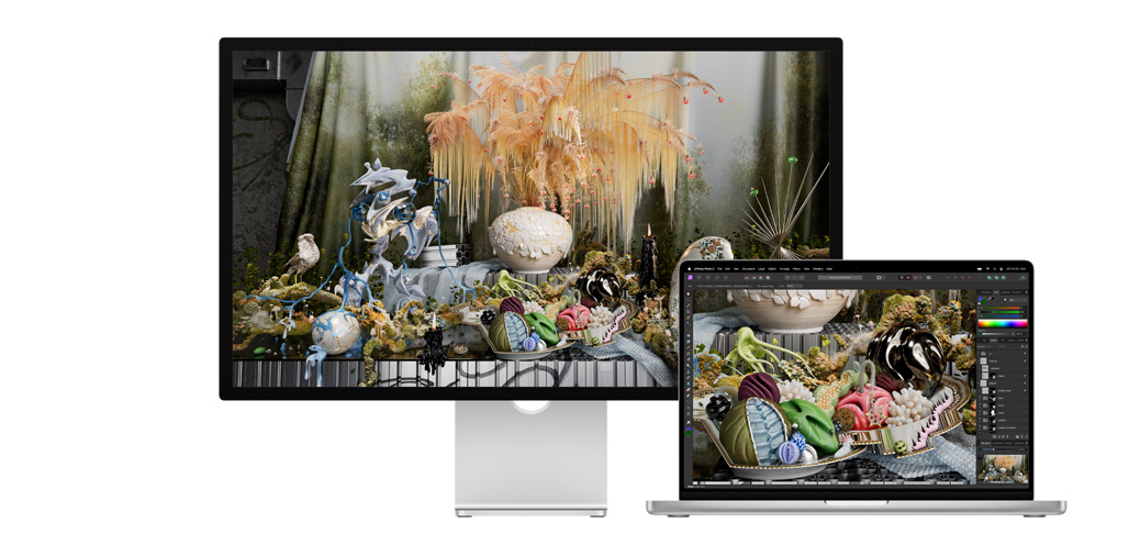 Studio Displayとその橫に置かれた14インチMacBook Proが、Affinity Photoのプロジェクトを表示している。