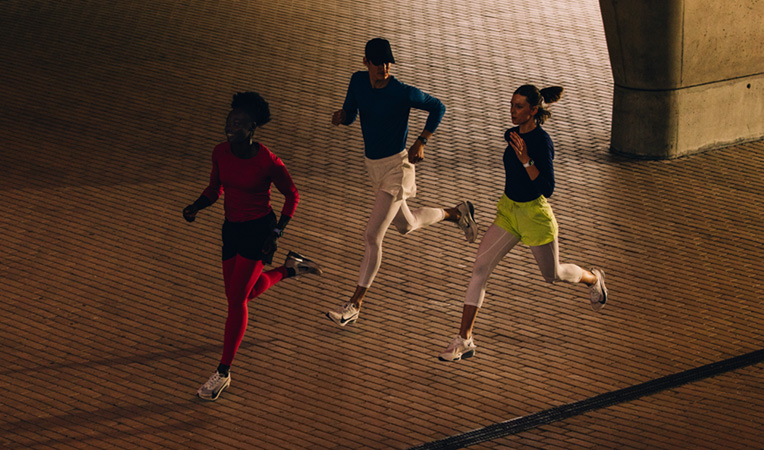 Dos personas corriendo usan un Apple Watch Series 11