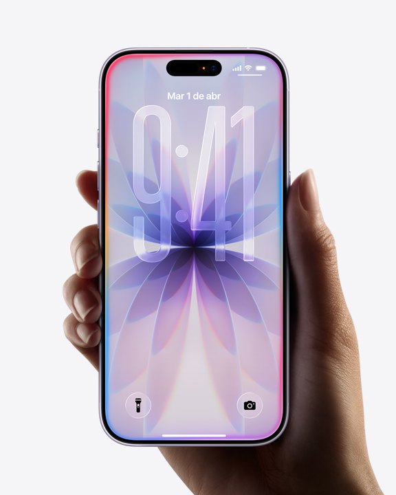 La mano de una persona sostiene un iPhone 17 con dise?o todo pantalla, la pantalla bloqueada muestra el borde de Liquid Glass