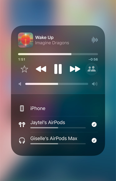 螢幕截圖展示兩對不同的 AirPods 播放 Apple Music 上同一首歌。
