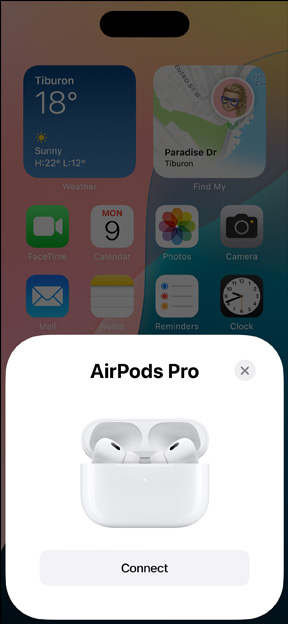 裝有 AirPods Pro 的 MagSafe 充電盒，旁邊是一部 iPhone。iPhone 主畫(huà)面顯示彈出式的小方格，上面出現(xiàn)連線按鈕，輕點(diǎn)即可輕鬆配對(duì) AirPods。