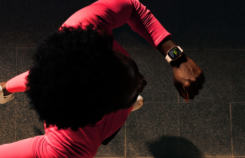 一個人在跑步時，利用 Apple Watch Series 11 的體能訓(xùn)練 app 查看進度