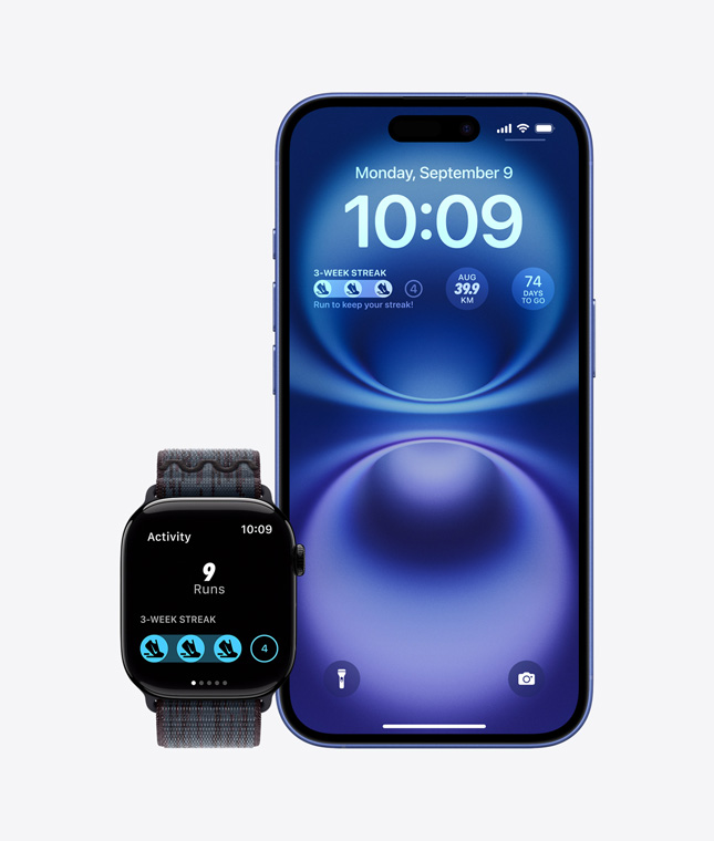 Apple Watch 放在 iPhone 旁邊，展示多個(gè) Nike Run Club 複雜功能和小工具