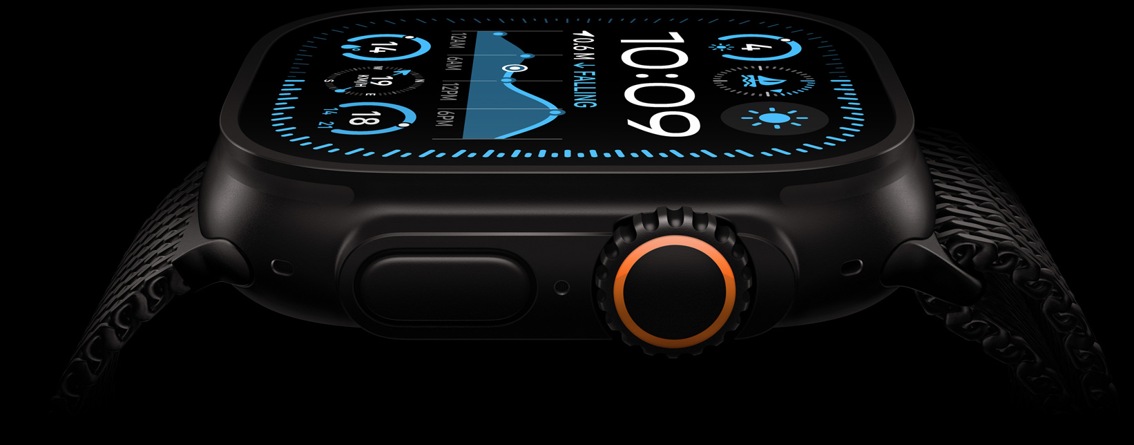 Apple Watch Ultra 2 配備黑色鈦金屬錶殼，螢幕顯示時間、溫度及即時動態(tài)。