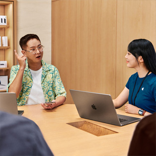 鳥瞰角度展示一間 Apple Store 正舉行商務(wù)培訓(xùn)。