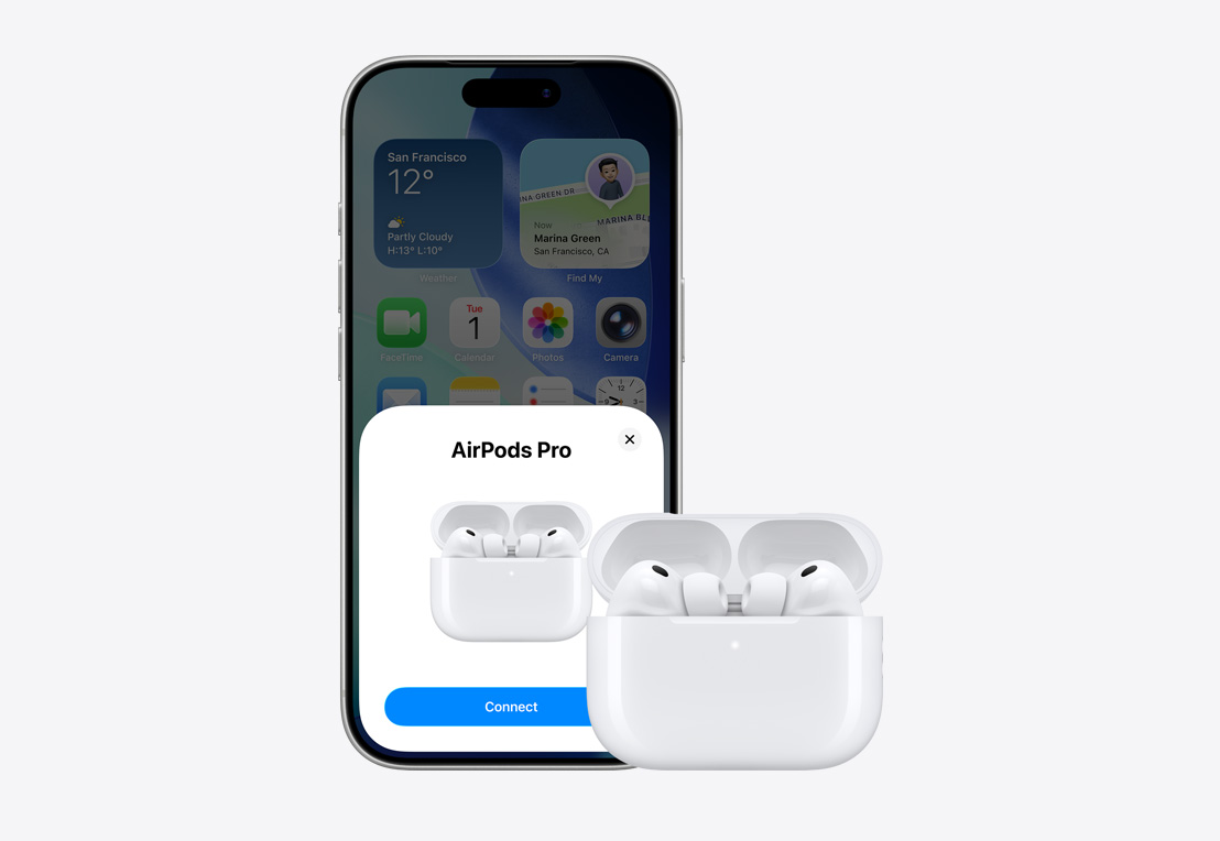 iPhone 機(jī)身正面，螢?zāi)伙@示 AirPods 連接的彈出式視窗，AirPods 置於打開的充電盒中，在 iPhone 旁邊