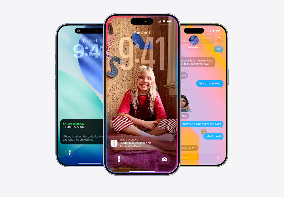 三部 iPhone，螢?zāi)环謩e顯示通話篩選功能彈出式視窗、使用兒童照的個人化背景上有一則日曆行程提示，以及採用 Liquid Glass 設(shè)計的訊息 app 介面