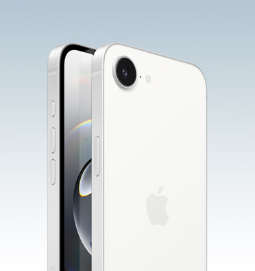 白色外觀的 iPhone 16e，展示螢?zāi)坏囊徊糠?，斜角度展示動作按鈕、音量按鈕和側(cè)邊按鈕；機(jī)身背面展示二合一相機(jī)系統(tǒng)位於左上角。