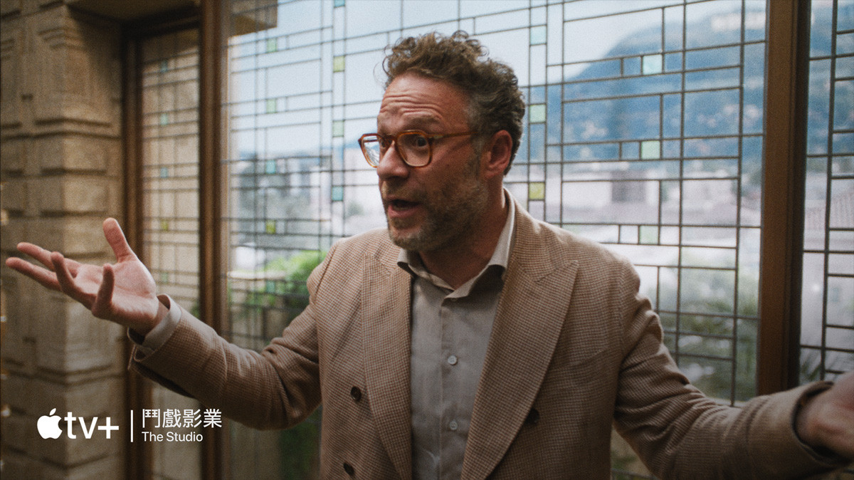 一部平面電視展示 Apple TV+ 節(jié)目和電影，以及 Apple Music 的靜態(tài)影像。