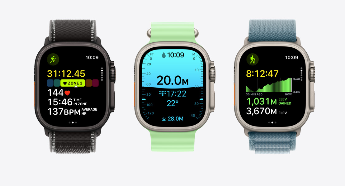 三款 Apple Watch Ultra 3 裝置，分別配備原色鈦金屬錶殼和黑色鈦金屬錶殼，並配搭黑色配木炭色越野手環(huán)、霓虹綠色海洋錶帶和錨鐵藍(lán)色登峰手環(huán)；螢?zāi)环謩e顯示三種體能訓(xùn)練 app 畫面：跑步、水肺潛水和遠(yuǎn)足