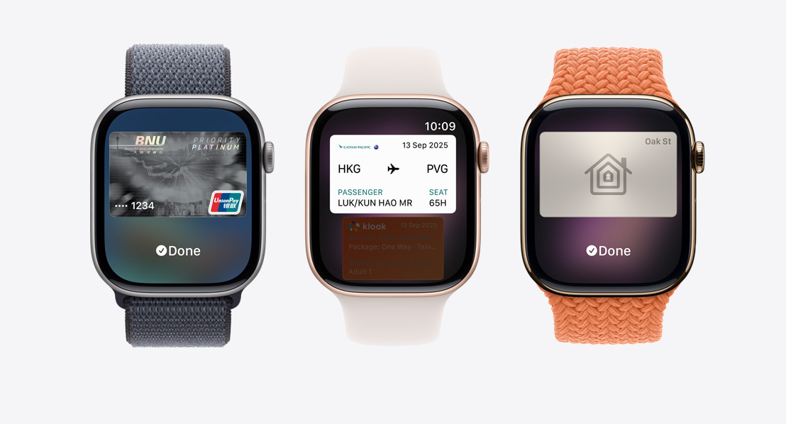三款 Apple Watch Series 11 裝置，分別配備銀色鋁金屬錶殼、玫瑰金色鋁金屬錶殼和金色鈦金屬錶殼，並配搭錨鐵藍(lán)色運(yùn)動(dòng)手環(huán)、淡胭脂色運(yùn)動(dòng)錶帶和薑黃色編織單圈手環(huán)；螢?zāi)环謩e顯示 Apple Pay 畫面、Apple 銀包和交通卡，以及家居鎖匙卡