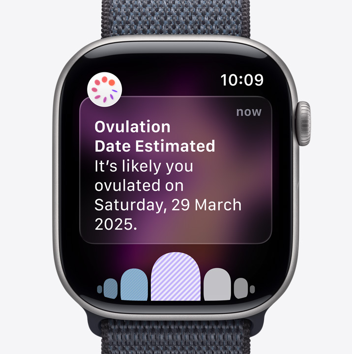 Apple Watch Series 11，太空灰鋁金屬錶殼，配搭深灰色運(yùn)動(dòng)手環(huán)，螢?zāi)伙@示來自健康 app 經(jīng)期追蹤的排卵日期推?算通知；數(shù)碼錶冠