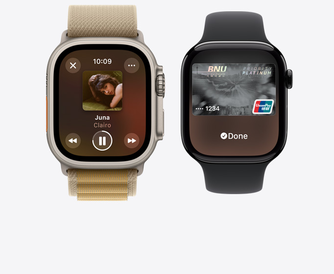 Apple Watch Ultra 2 及 Apple Watch Series 10 的正面，分別顯示正在播放音樂及以 Apple Pay 使用信用卡交易。