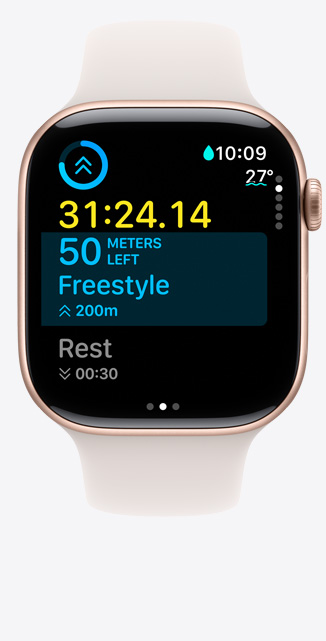 Apple Watch Series 10 的正面，顯示泳池游泳的自訂體能訓練畫面，畫面上有游泳指標。