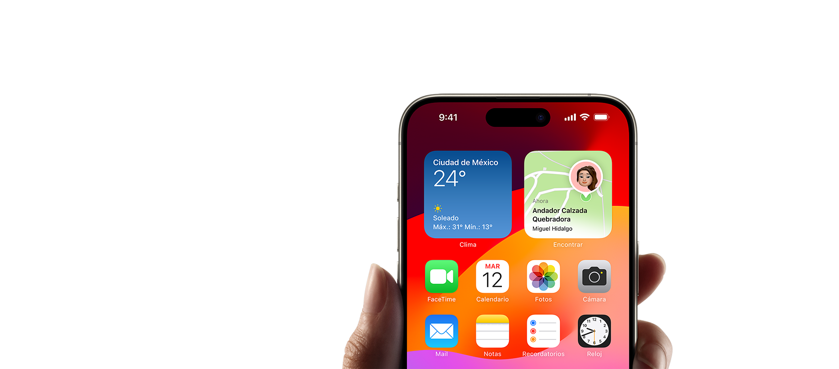 Imagen de una mano sosteniendo un iPhone con la pantalla de Inicio abierta