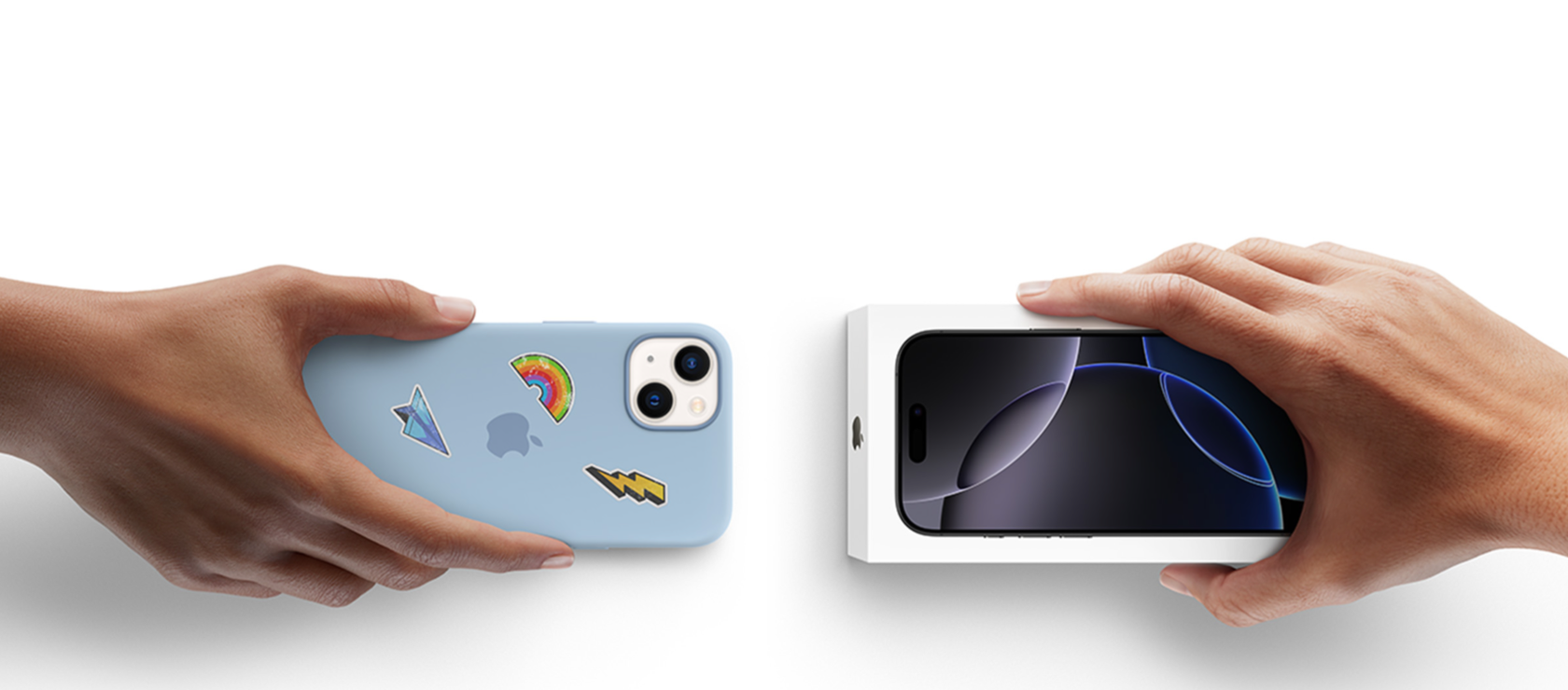 Imagen de dos manos, una sosteniendo un iPhone viejo y otra la caja de un iPhone nuevo.