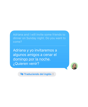 Traducción en Vivo en Mensajes, con el mensaje “Adriana y yo vamos invitaremos a algunos amigos a cenar el domingo por la noche. ?Quieren venir?” traducido automáticamente del inglés.