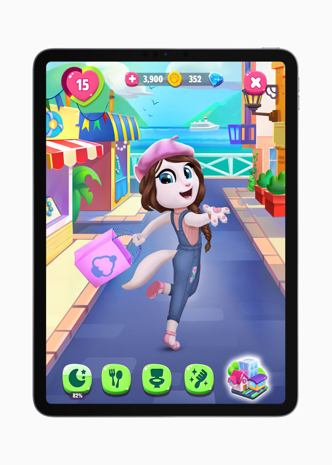 Angela si kucing bergaya di jalan dalam gambar statis dari game My Talking Angela 2+ di iPad.