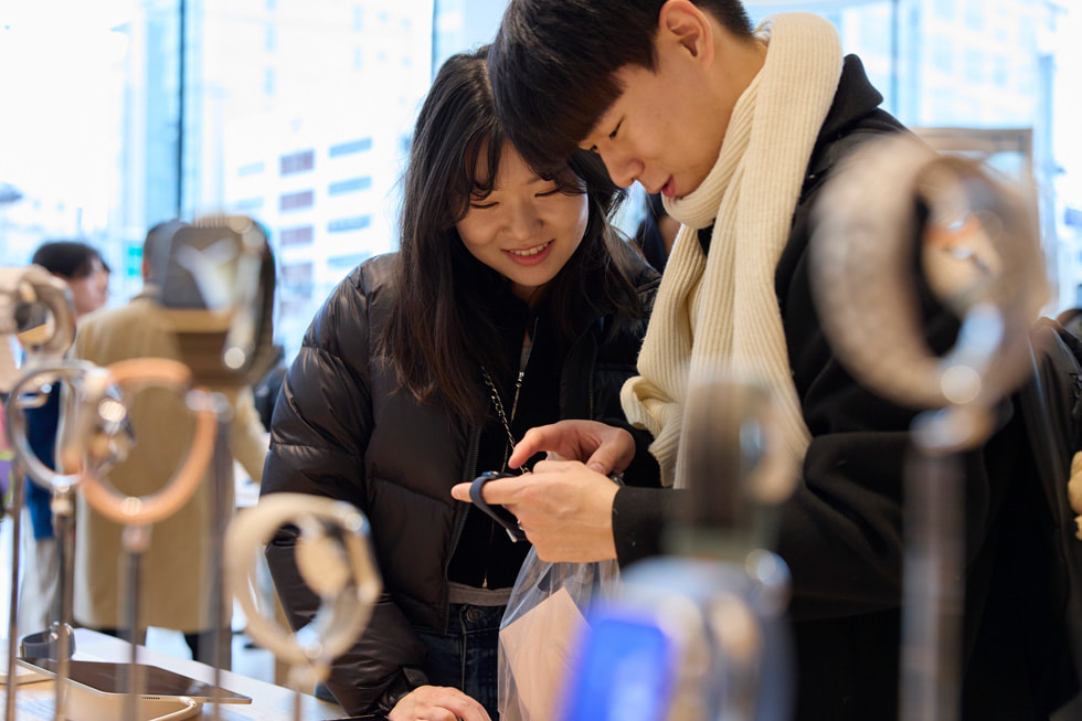 Khách hàng ?ang chiêm ng??ng c?n c?nh dòng s?n ph?m Apple Watch. 