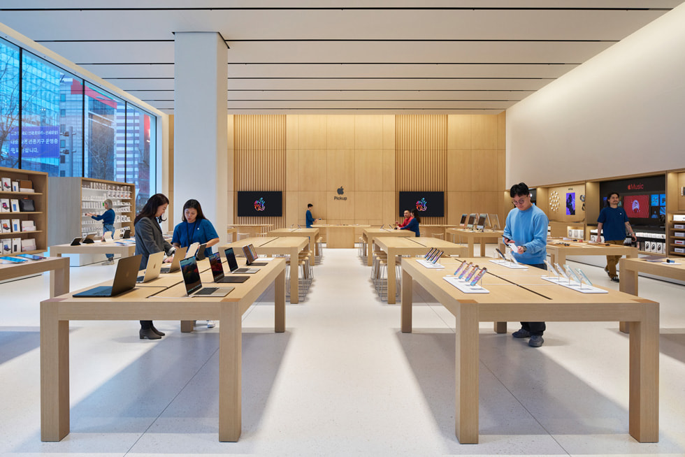 M?t d?y bàn tr?ng bày các s?n ph?m m?i nh?t c?a Apple bên trong c?a hàng. 