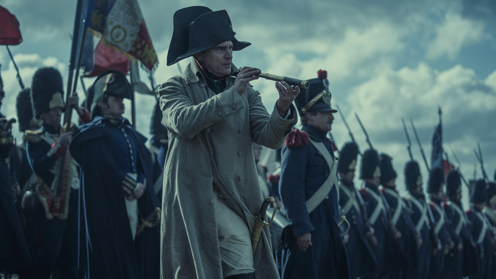 “Napolyon” filminden, y?ld?z oyuncu Joaquin Phoenix’i sava? alan?nda Napolyon olarak g?steren bir kare.