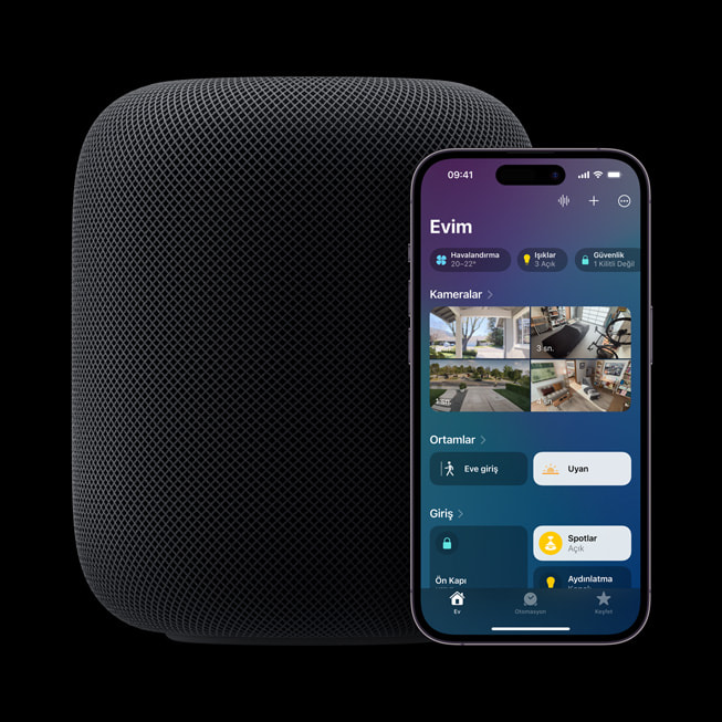 Gece yar?s? renginde HomePod (2. nesil), Ev uygulamas?n?n a??k oldu?u bir iPhone’un yan?nda g?steriliyor.
