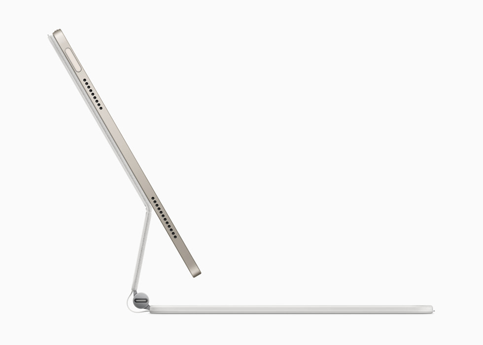 Yeni iPad Air ile Magic Keyboard’un yandan g?rünümü.