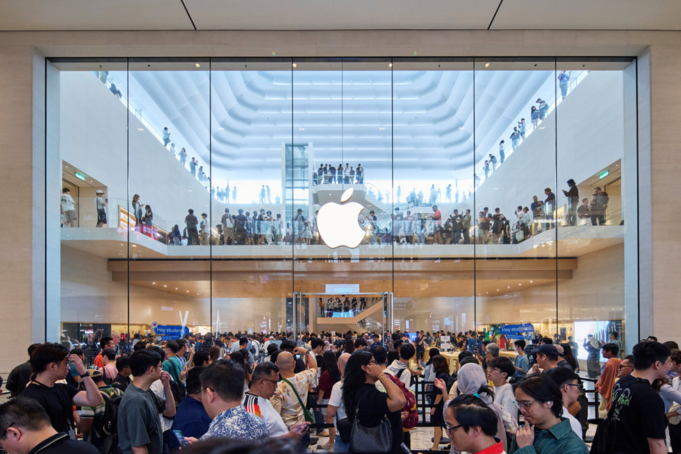 Antrian pelanggan di Apple The Exchange TRX.