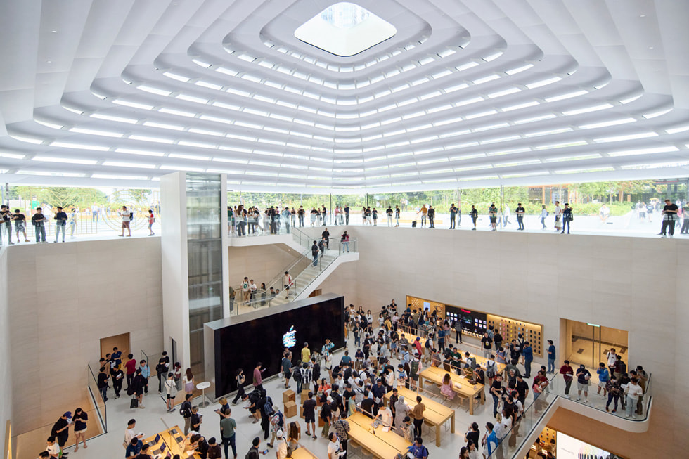 Pemandangan dari atas interior Apple The Exchange TRX.