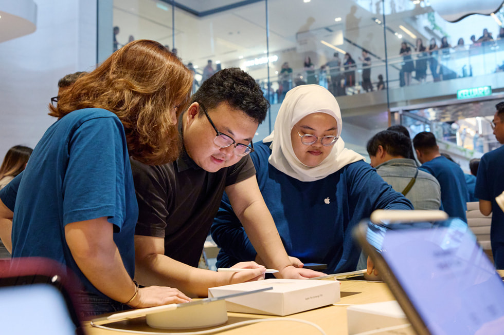 Anggota tim Apple The Exchange TRX dengan pelanggan menggunakan Apple Pencil dan iPad.