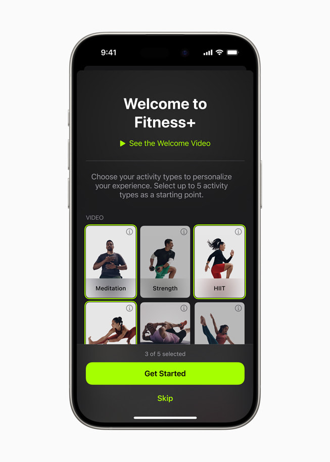Layar selamat datang dari pengalaman Apple Fitness+ yang telah didesain ulang ditampilkan pada iPhone 15 Pro.