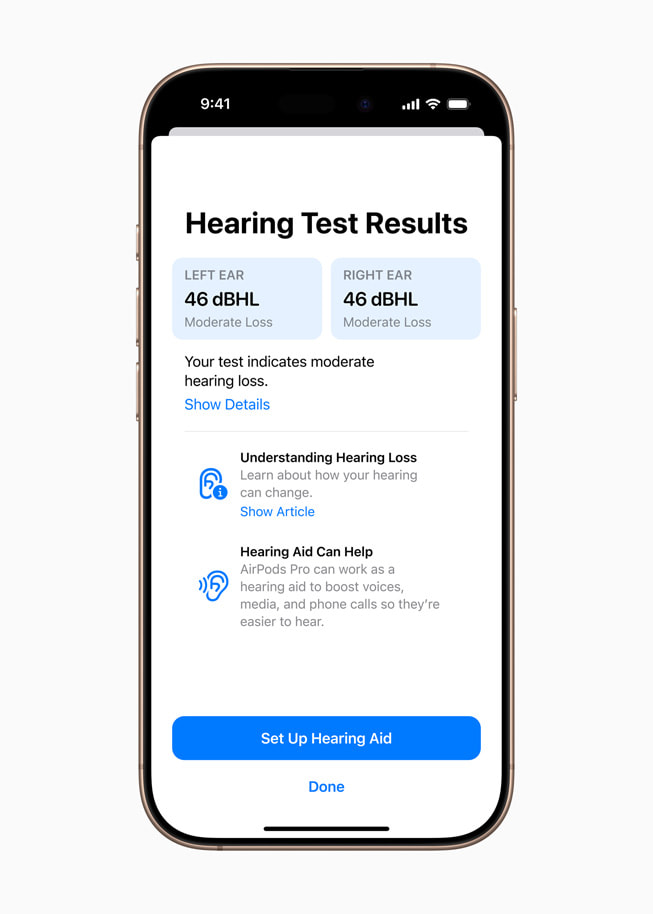 Se muestran los resultados de una prueba de audición en un iPhone?16?Pro junto a un par de AirPods?Pro.