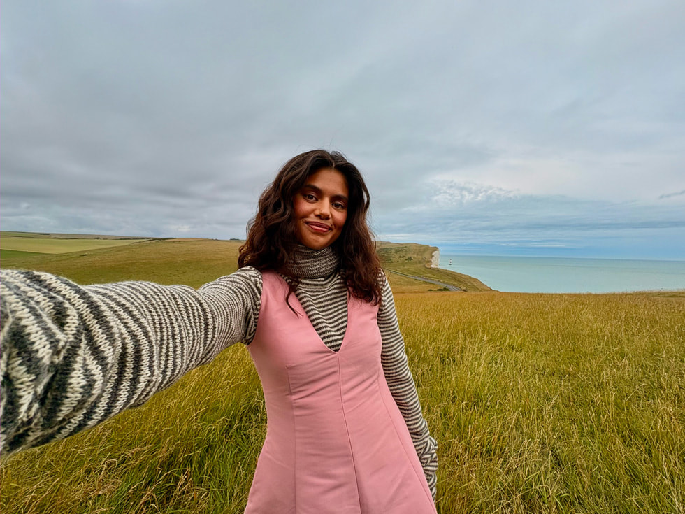Selfie s?travnatym prostorem a?mo?em v?pozadí.