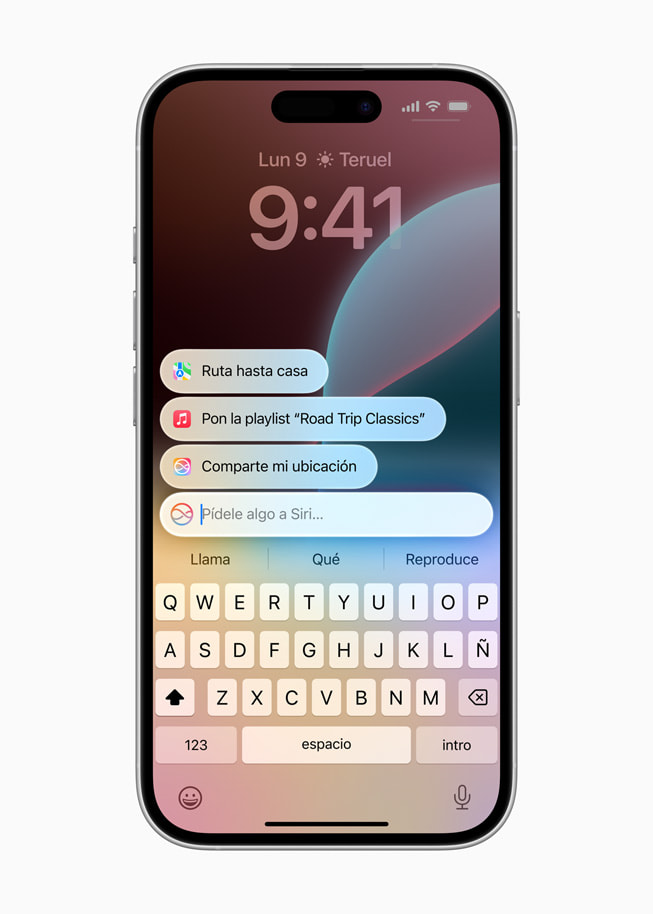 Un iPhone?16 muestra una pantalla de Siri con opciones para ir a casa, reproducir música y avisar a alguien cuando el usuario llega a su destino.