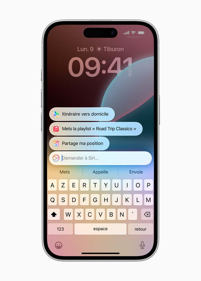 L’iPhone?16 affiche une fenêtre Siri avec des requêtes prédéfinies pour obtenir l’itinéraire jusqu’au domicile, écouter de la musique et partager l’heure d’arrivée avec un contact.